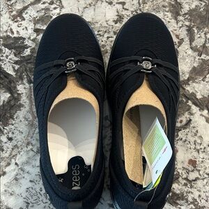 NIB Bzees Niche Black Mesh Slip-on 8-1/2M